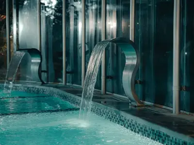 Spa: piscina cubierta climatizada, jacuzzis, sauna húmedo, sauna seco y spa de pies. - foto 2