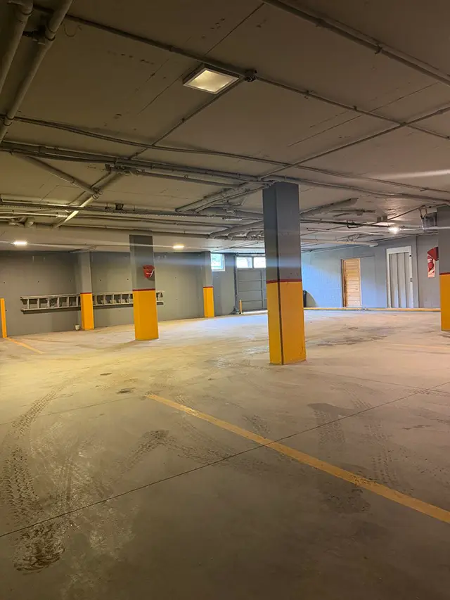 Estacionamiento cubierto, con cupos limitados.