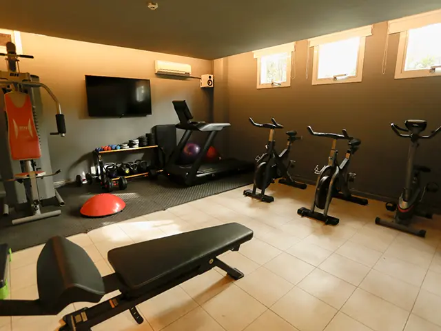 Gimnasio: podrás realizar actividades aeróbicas y de fuerza. Contamos con cinta de correr, bicicletas de spinning, bicicleta fija, banco de abdominales y pesas múltiples.