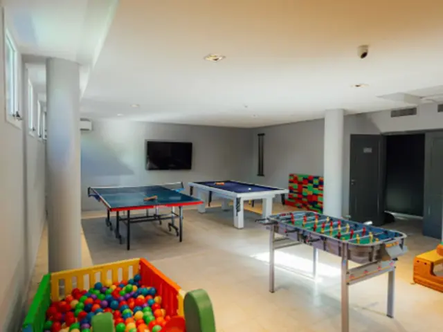 Sala de juegos: mesa de billar, metegol, ping pong, PlayStation, sala blanda y juegos de mesa.